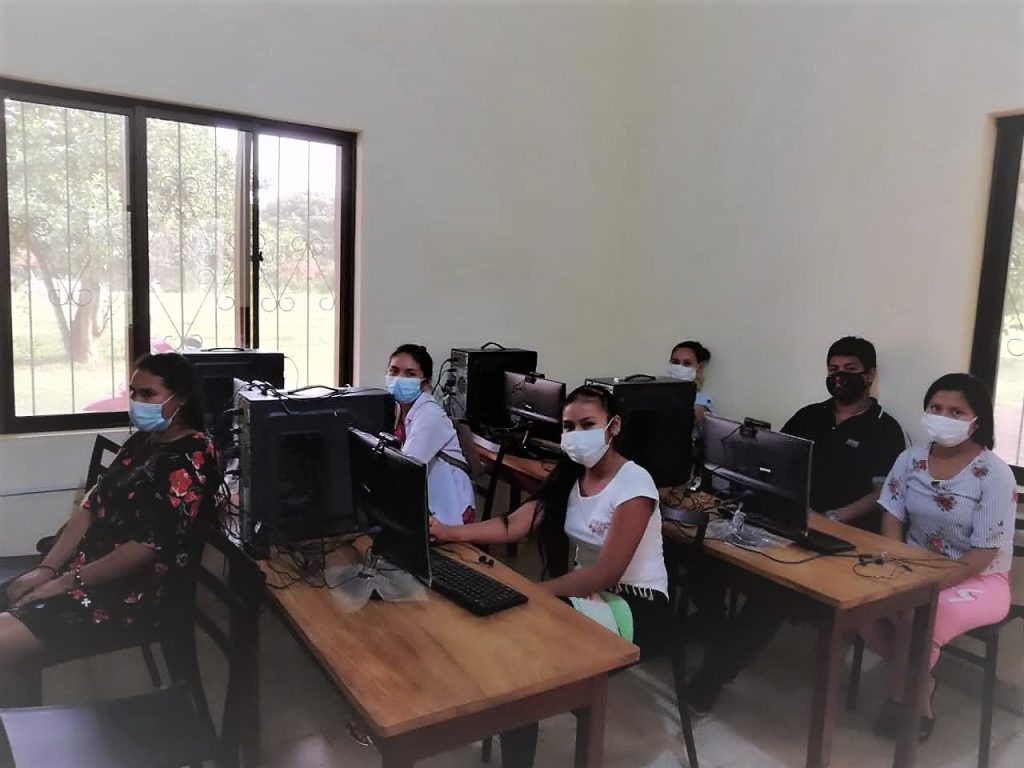 JÓVENES DE SANTA ROSA-BENI SE PREPARAN EN EL ÁREA TECNOLÓGICA.