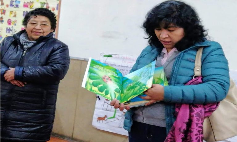 LOTE DE LIBROS ES ENTREGADO A LA UNIDAD EDUCATIVA JUANA AZURDUY DE PADILLA