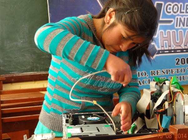 Estudiantes mujeres expertas en mantenimiento de computadoras