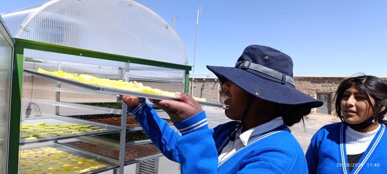 ESTUDIANTES DE ESCUELA VILLAÑEQUE APRENDEN A UTILIZAR DESHIDRATADOR DE ALIMENTOS